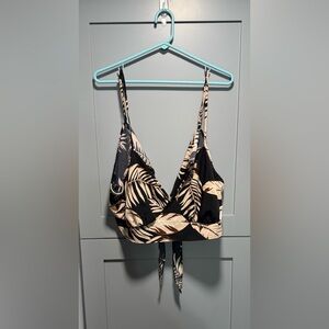 SHEIN Curve Leaf Pattern Top